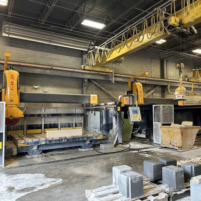 Automatic Table Movement Bridge Saw Cutting Machine With 18.5KW Power And Gross Weight Of 8000kg